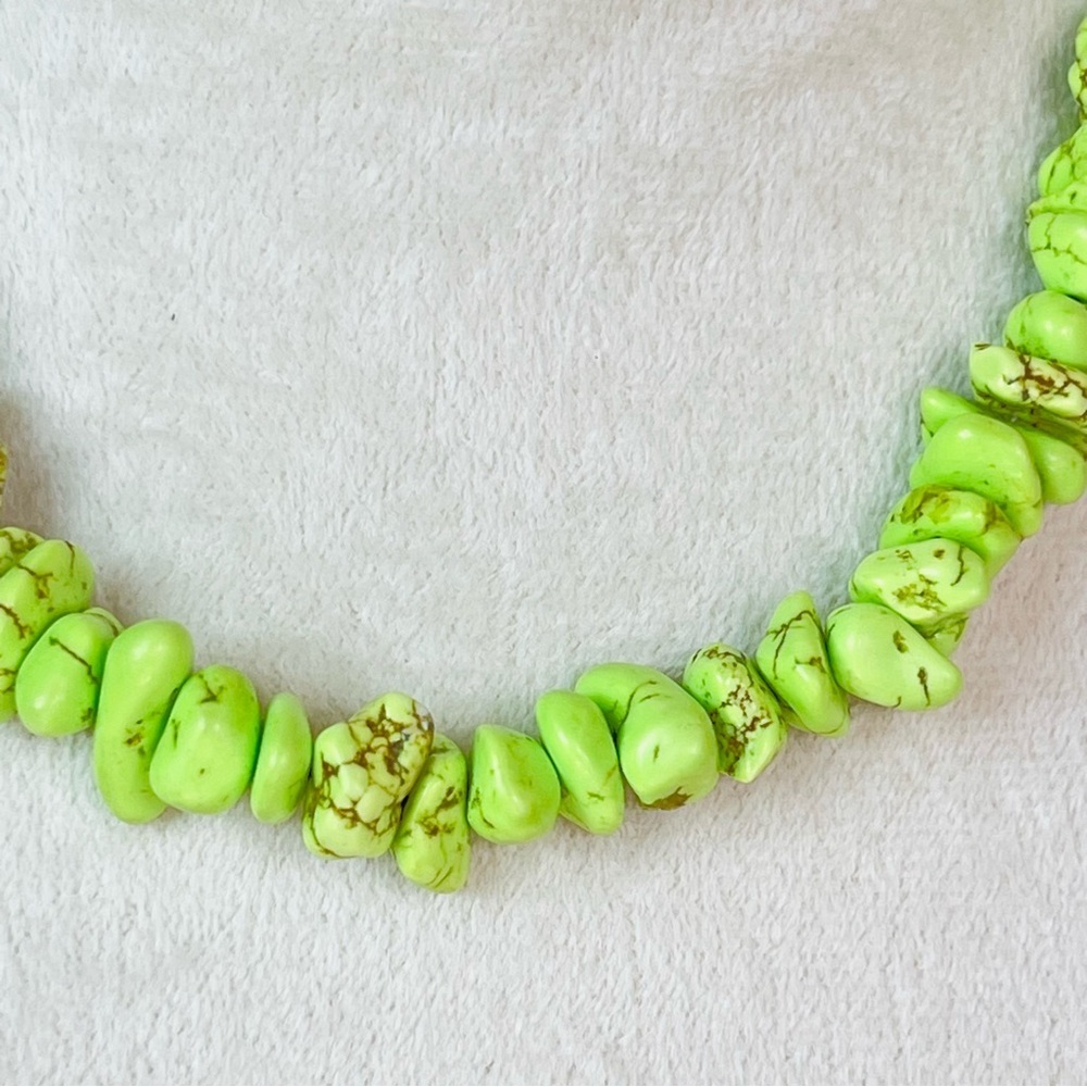 NATIVE MADE HEISHI AND CHUNKY DYED HOWLITE GASPEITE  NECKLACE 18” - Picture 2 of 7